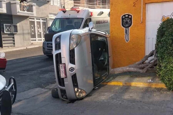 #Fotos | Choque entre 2 autos deja 1 herido en Lomas de Guayangareo, Morelia