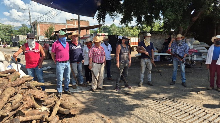 #Fotos | Con machetes, barricadas y armas de caza San Ángel Zurumucapio se defiende de los cárteles