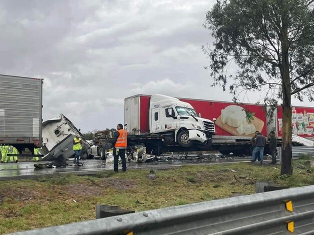 #Fotos | Tres personas muertas y dos heridos tras choque entre dos tráilers y un automóvil en la México-Querétaro