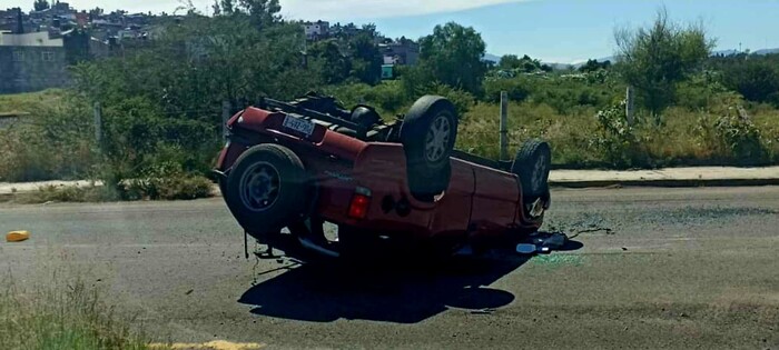 #Fotos | Vuelca vehículo cerca de la UTM, al oriente de Morelia 