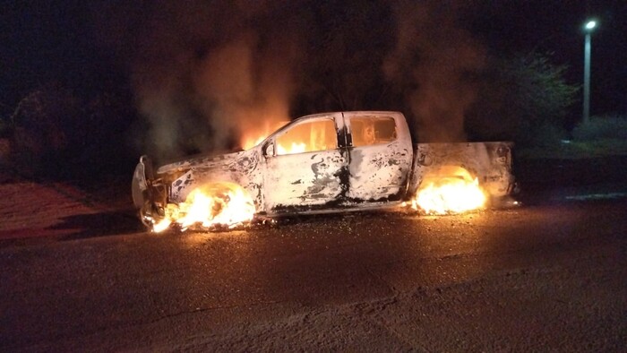 Fuego consume camioneta en la carretera Apatzingán-El Recreo