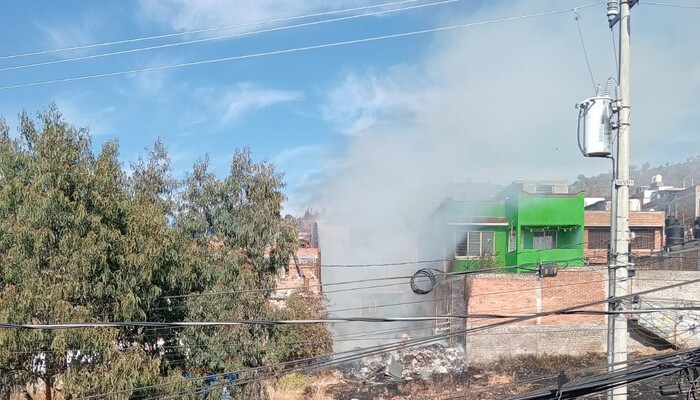 Fuego consume humilde morada de dos adultos mayores