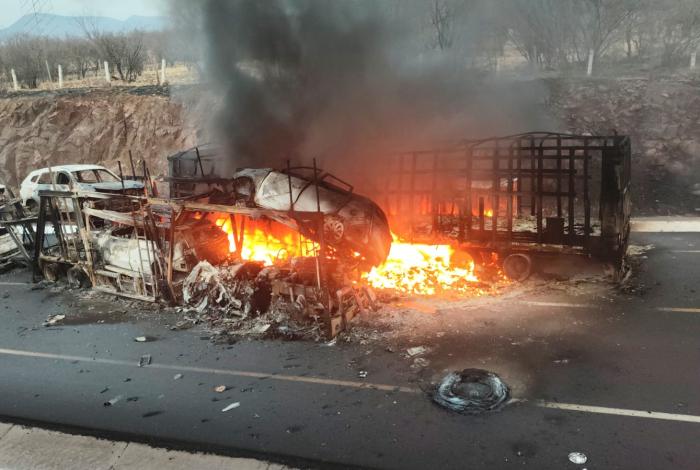 Fuego consume ocho autos y dos camiones en la Siglo XXI