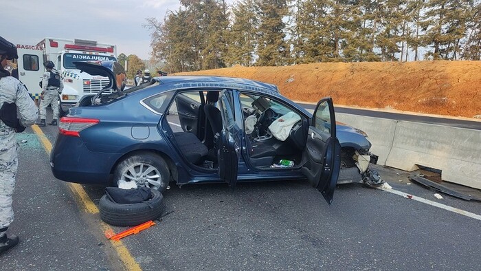 Fuerte accidente en la Siglo XXI deja tres personas lesionadas