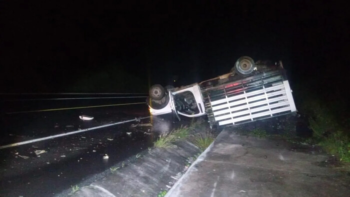 Fuerte accidente entre tráiler y camioneta en la autopista Pátzcuaro – Copándaro