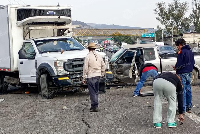 Fuerte ch0que de camionetas provoca fuerte caos vial en la entrada a Tarímbaro