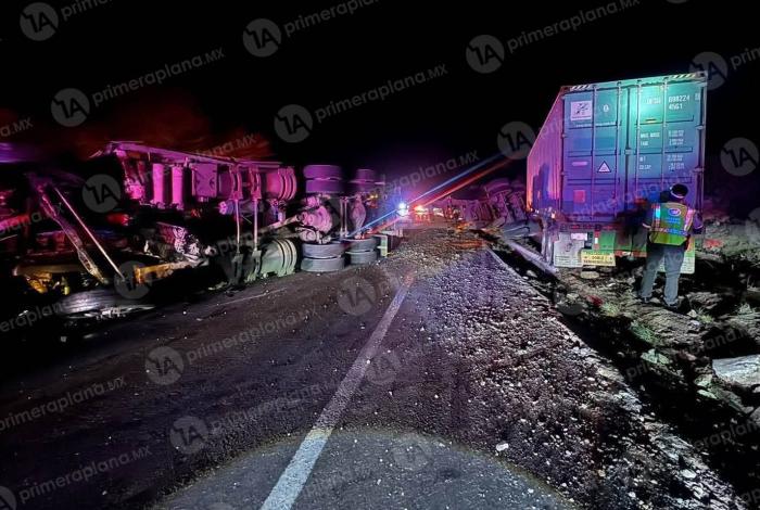 Fuerte choque de tráilers provoca cierre de la Siglo XXI