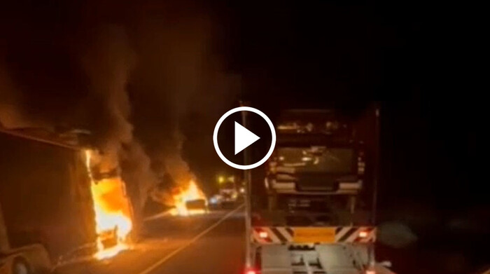 Fuerte choque deja trailer y camioneta incendiados en la Siglo XXI