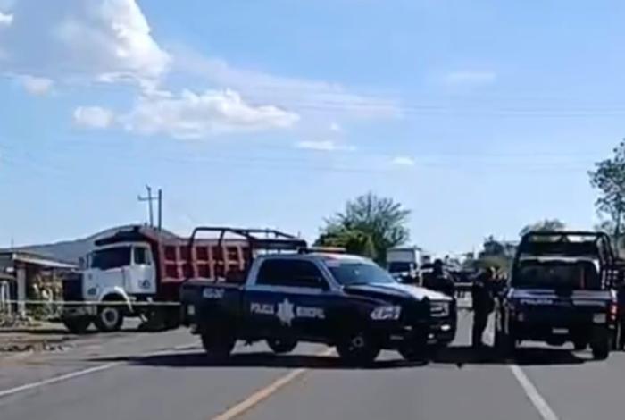 Fuerte choque en Zamora entre camión volteo y auto particular, deja un deceso