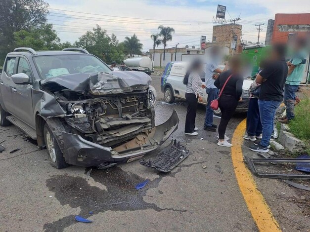 Fuerte choque entre dos camionetas en la carretera Morelia-Pátzcuaro, deja una persona herida