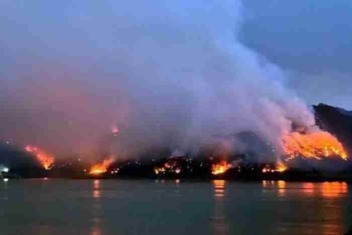 Fuerte incendio forestal afecta la zona de Velo de Novia, en Valle de Bravo