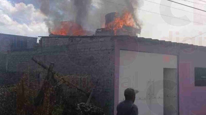 Fuerte movilización de bomberos provocaron un incendio, en casa habitación