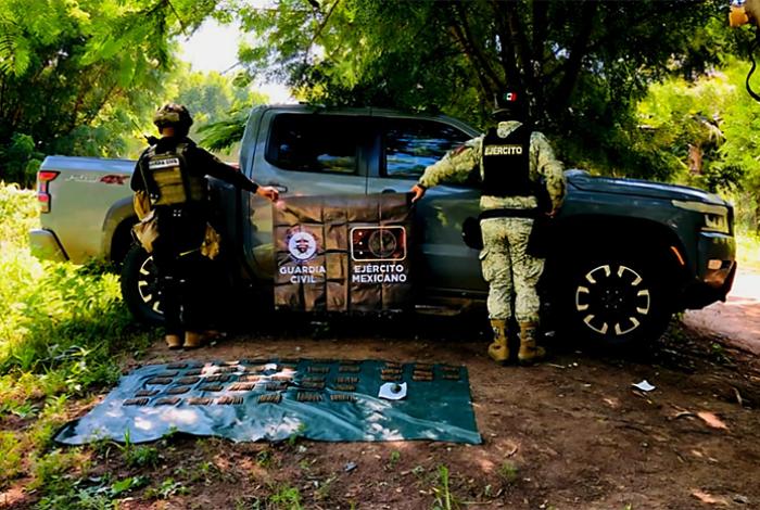 Fuerzas del orden aseguran camioneta con explosivos y cartuchos en Apatzingán