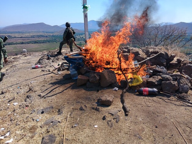 Fuerzas federales y estatales abaten a tres malosos y destruyen narcocampamento