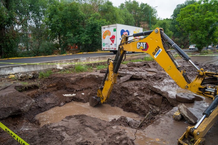 Fuga de agua inunda otra vez la avenida Solidaridad