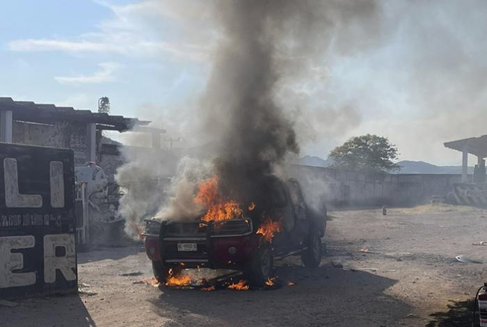 Fuga en cilindro de gas causa explosión y quema camioneta en Huetamo; hay 2 heridos