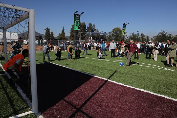 “Futbol para la paz”: Bedolla inaugura cancha en Pátzcuaro