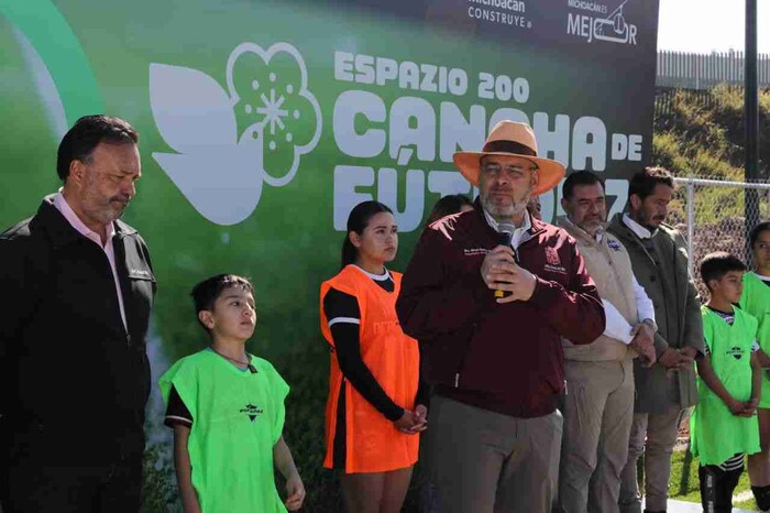 Fútbol para la paz; Bedolla inaugura cancha en Pátzcuaro