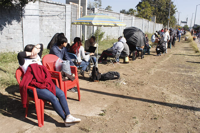 GALERÍA | Se amanecen en el Morelos: aumenta la fila para el concierto de Chayanne de esta noche, en Morelia