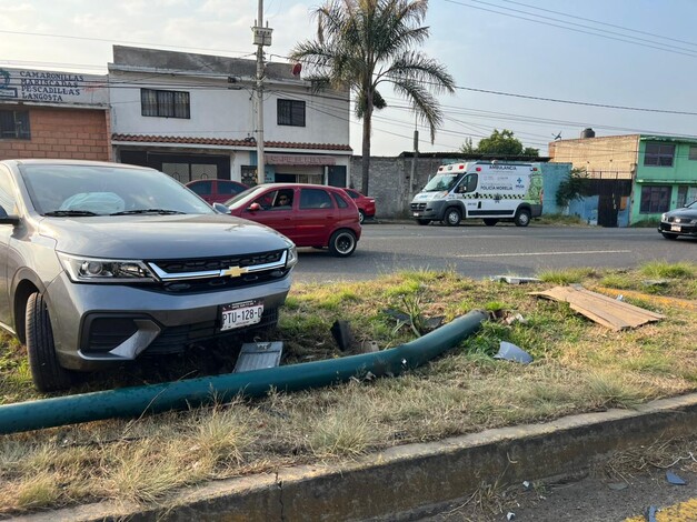 #Galería | Auto choca contra poste de luz, hay una mujer herida