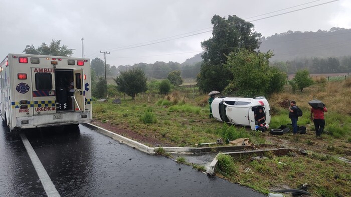 #Galería | Auto vuelca y se sale de la carretera, en la autopista Siglo XXI