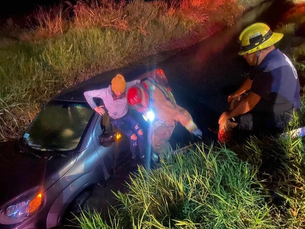 #Galería | Automovilista cae a canal de agua en el municipio de Tarímbaro