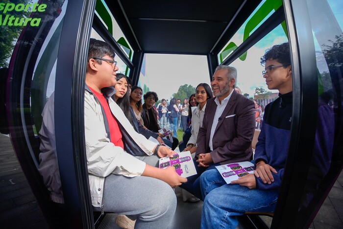 #Galería | Bedolla muestra a estudiantes de la UMSNH cabina del teleférico de Morelia