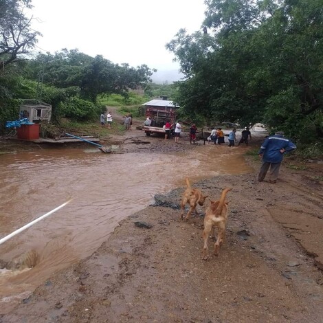 #Galería | Buscan a adolescente que se presume fue arrastrado por la creciente de un arroyo en Huetamo