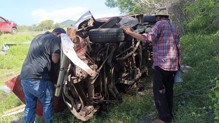 #Galería | Camioneta queda deshecha tras volcar en la autopista Siglo XXI