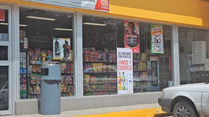 #Galería | Delincuentes cristalean Oxxo y roban mercancía, en Arboledas Valladolid