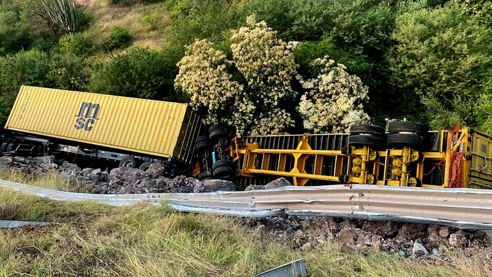 #Galería | Dos tráileres vuelcan y se salen de la carretera en distintos puntos de la autopista Siglo XXI