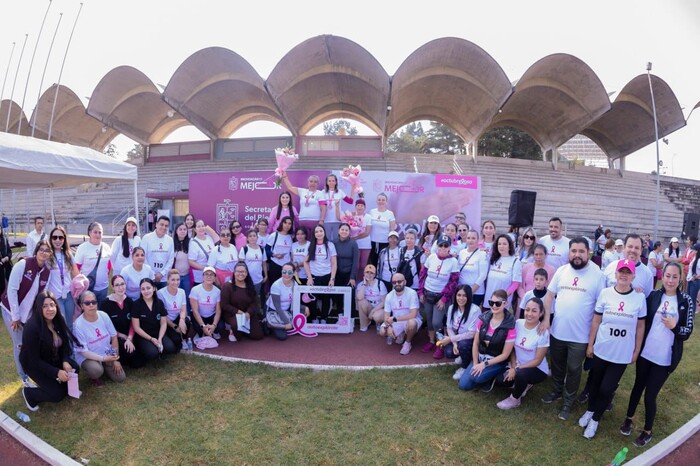 #Galería | Más de 200 mujeres participan en Caminata Rosa por el cáncer de mama