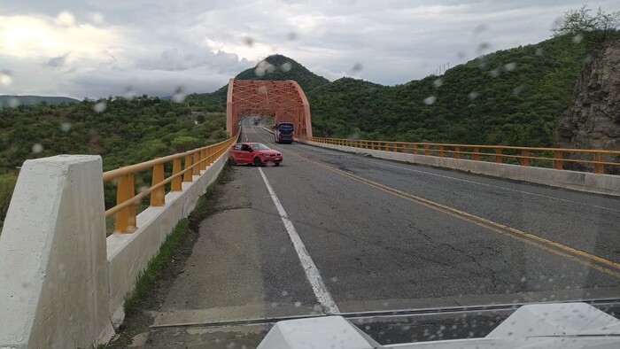 #Galería | Pareja sufre accidente en la autopista Siglo XXI