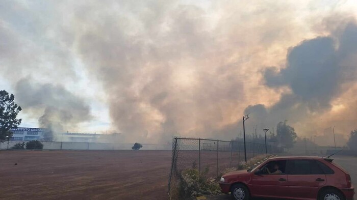 #Galería | Se registra gran incendio de pastizal en baldío de la colonia Mariano Michelena, Morelia