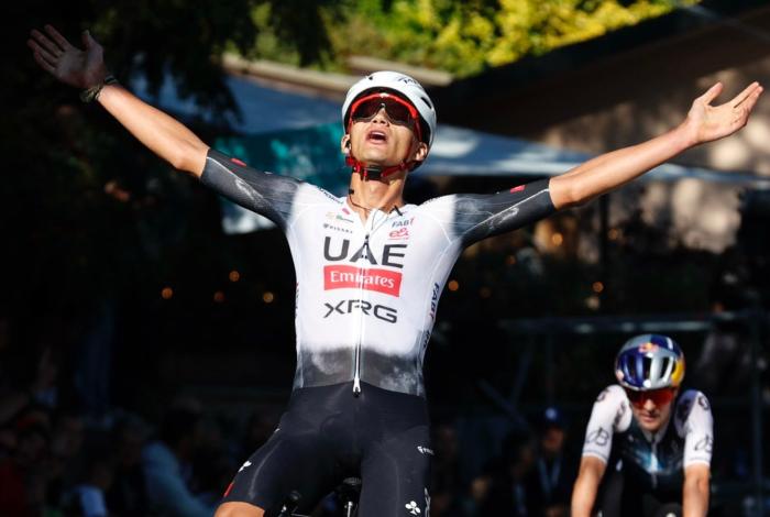 Gana Isaac del Toro el Giro de Emilia en Italia con un final electrizante