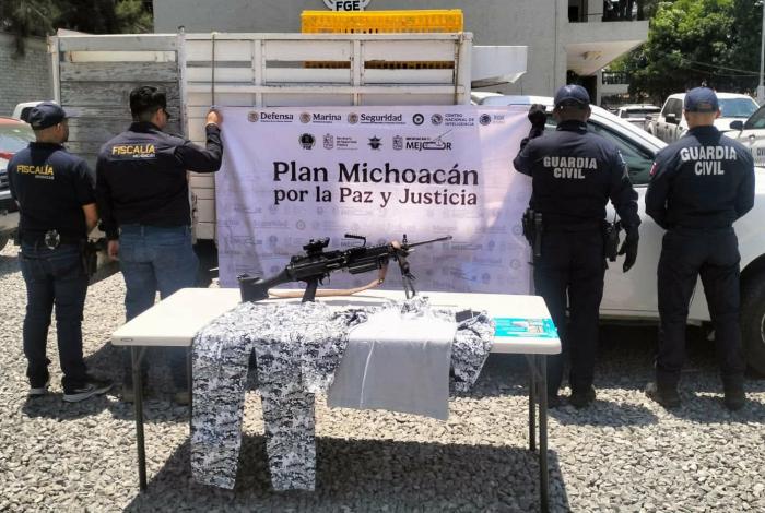 GC detiene a dos hombres en posesión de fusil, cartuchos y droga sobre la México-Guadalajara