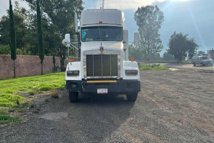 GC encuentra tráiler y auto de custodia abandonados en la Pátzcuaro-Morelia