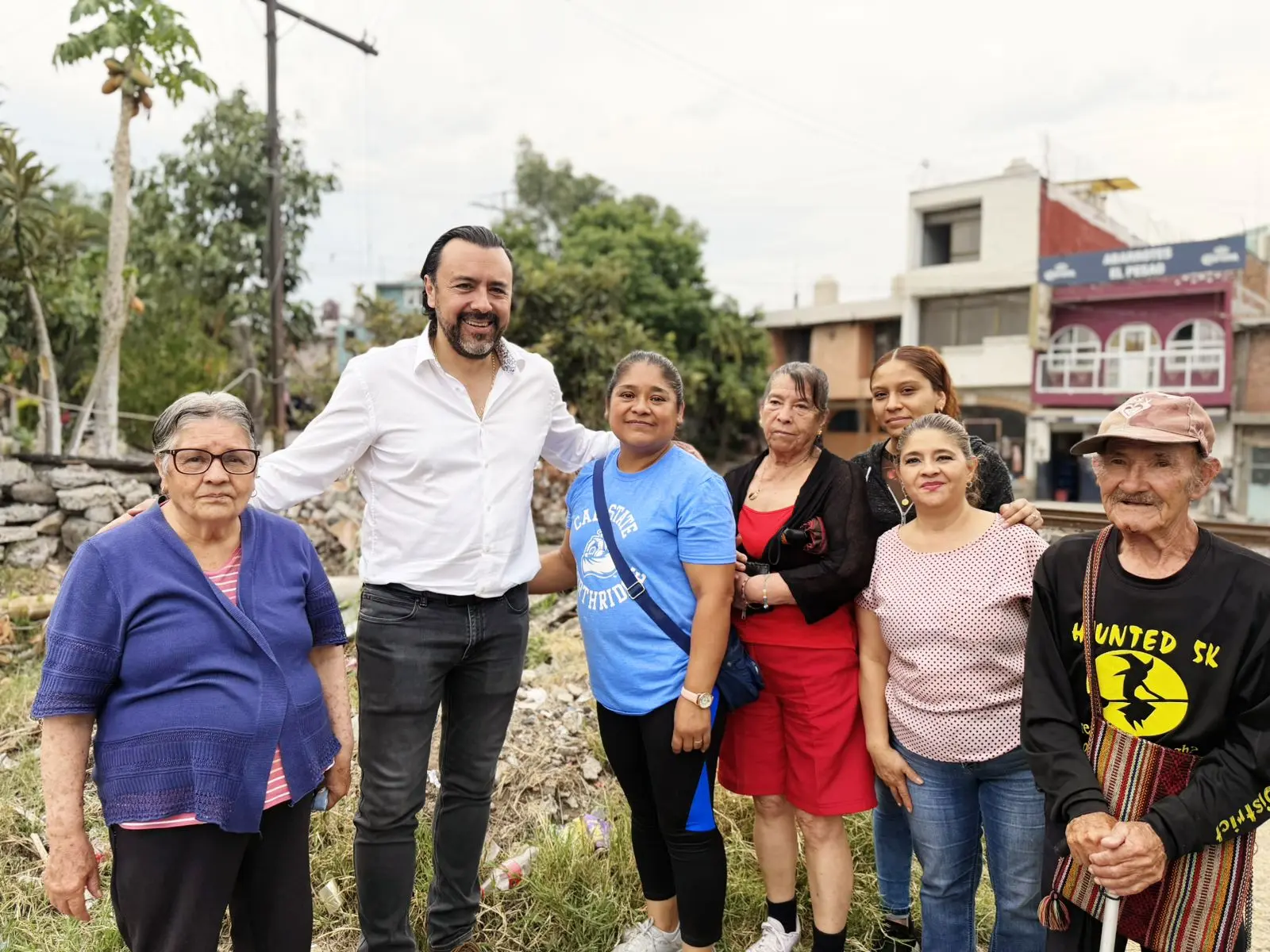 Gilberto Morelos recorre la parte baja de la colonia Obrera y atiende demandas vecinales en materia de seguridad y servicios