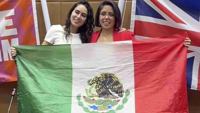 Gimnasta Elsa García es criticada por arrojar bandera de México al suelo