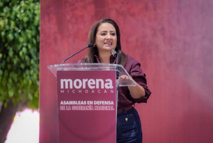 Gladyz Butanda arriba en escenario rumbo a la gubernatura de Michoacán