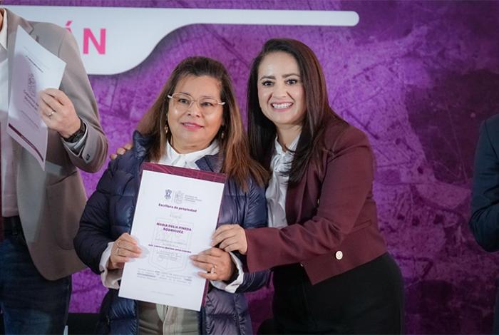 Gladyz Butanda entrega escrituras a 300 familias morelianas