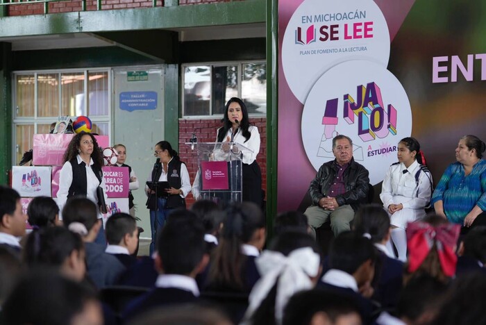 Gladyz Butanda presenta el teleférico de Morelia a estudiantes de la secundaria 100