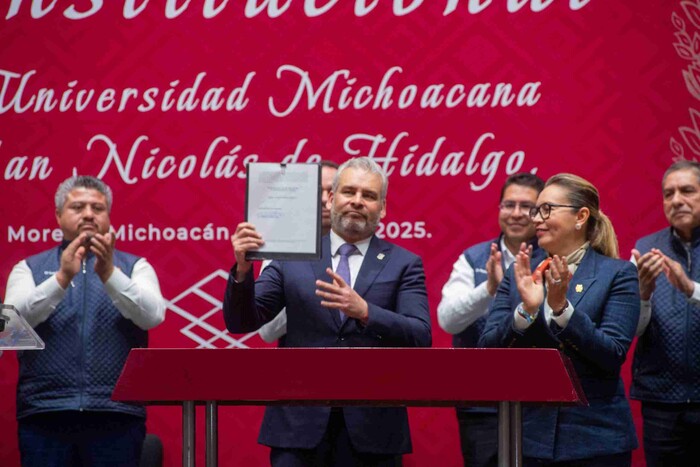 Gobernador firma Decreto de Promulgación de la Reforma Constitucional a la Universidad Michoacana