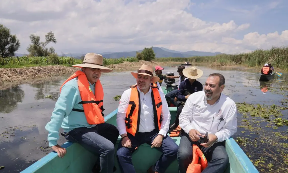 Gobernador supervisa trabajos de recuperación en el lago de Pátzcuaro