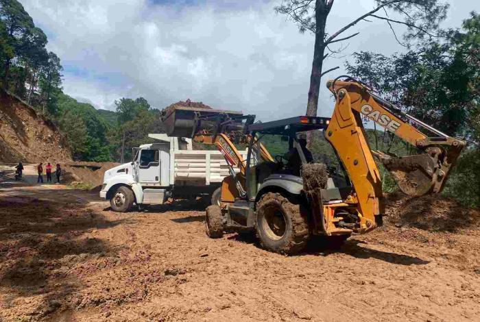 Gobierno de Alfonso Martínez atiende de inmediato obstrucción de caminos rurales tras afectaciones por lluvias