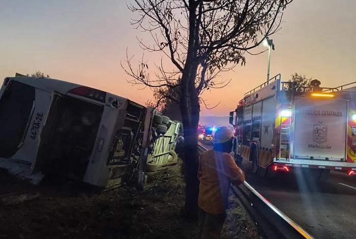 Gobierno de Michoacán brinda apoyo a los afectados por accidente de pasajeros
