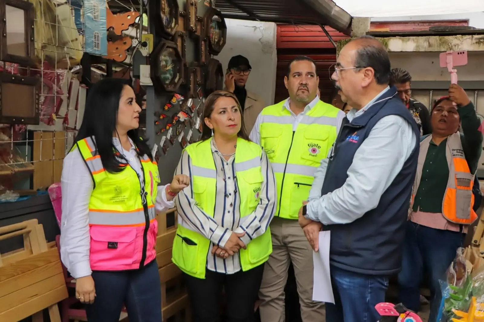 Gobierno de Quiroga con autoridades estatales recorren mercado para proyectar su mejora