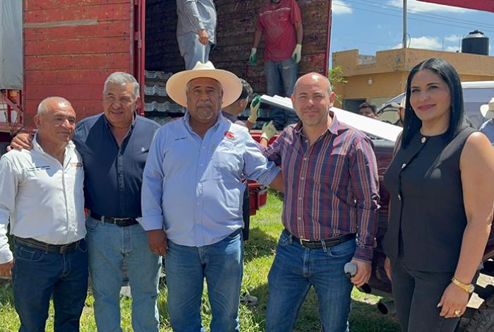 Gobierno de Tarímbaro entrega láminas metálicas a productores agrícolas
