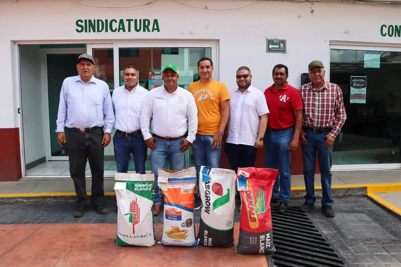 Gobierno de Zacapu, entrega apoyos a trabajadores del campo, sembrando futuro en comunidad