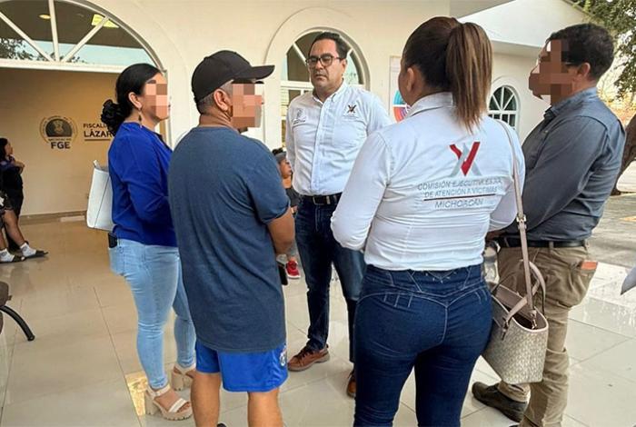 Gobierno del Estado brinda atención directa a familiares de maestras víctimas en Lázaro Cárdenas